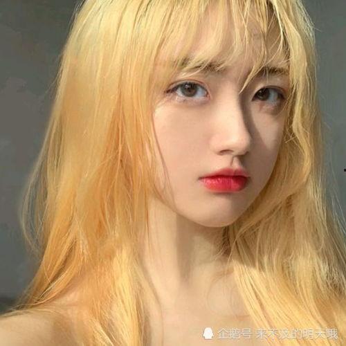 吃瓜网红黄色头发女孩,揭秘黄色头发女孩的时尚魅力  第1张